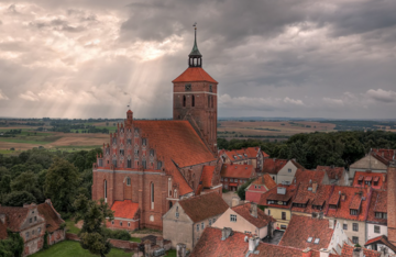 Reszel. Widok na&nbsp;kości&oacute;ł farny