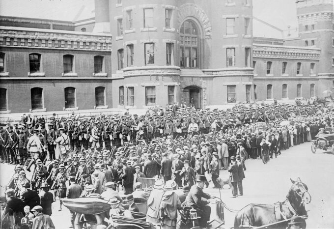 Kanadyjscy ochotnicy w Toronto w trakcie przemarszu do obozu szkoleniowego, 1914 r.