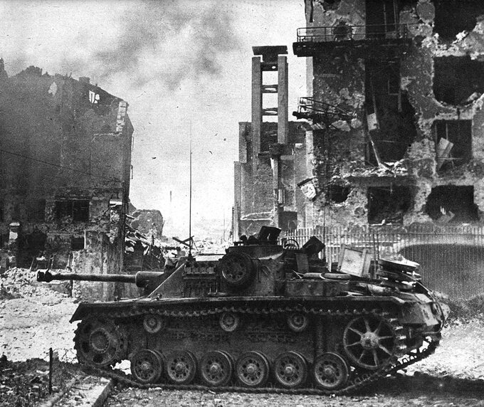 Niemieckie działo pancerne StuG III Ausf. G podczas walk o Polską Wytwórnię Papierów Wartościowych.