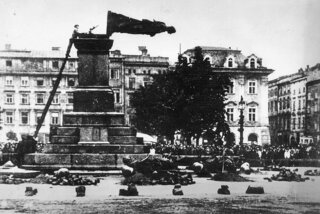Niemcy demontują pomnik Adama Mickiewicza, Rynek Główny w Krakowie (17 sierpnia 1940)