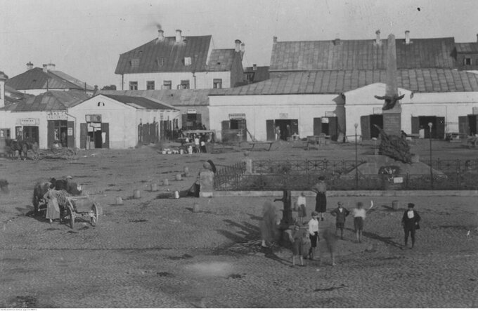 Fragment rynku w Sokołowie Podlaskim, z widocznym pomnikiem ku czci ks. Stanisława Brzóski, Franciszka Wilczyńskiego i powstańców poległych na Podlasiu. Lata 1926-1932