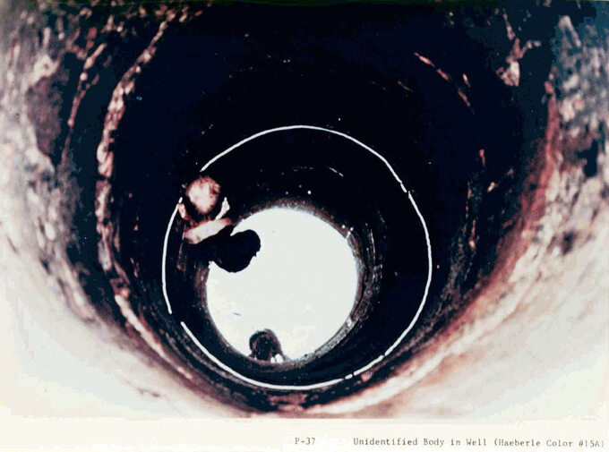 Zdjęcie niezidentyfikowanej ofiary wrzuconej do studni wykonane w My Lai przez fotografa US Army