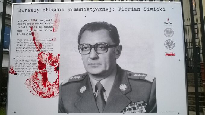 Gen. Florian Siwicki na wystawie PWPW