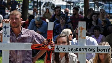 Okładka książki Wojciecha Rogali &bdquo;Gatunek zagrożony. Biali Afrykanie w&nbsp;RPA&rdquo;, wyd. Zona Zero