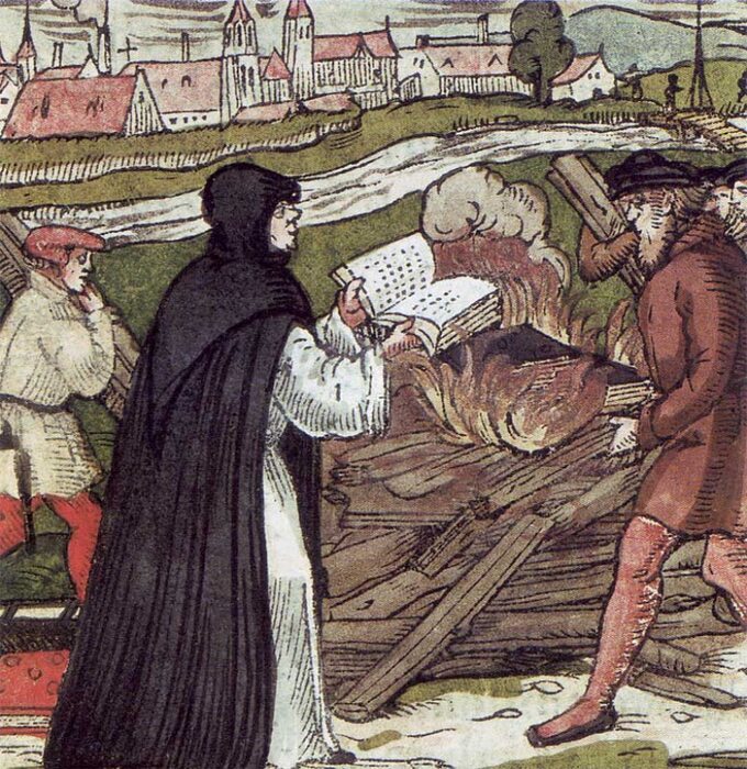 Luter palący bullę papieską