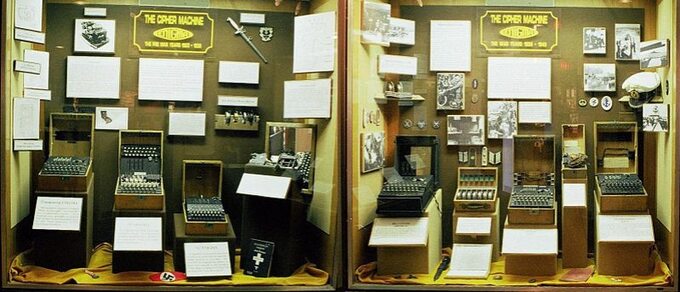 Ekspozycja siedmiu wybranych typów Enigmy wraz z oprzyrządowaniem na wystawie w amerykańskim Narodowym Muzeum Kryptografii