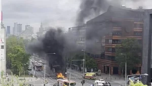 Miniatura: Kłęby dymu i słup ognia. Pożar auta...