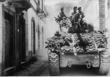 Czołg M4 Sherman z desantem na ulicy Civitonova Marche, k. Ankony 