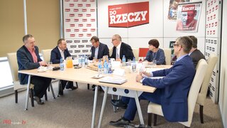 Na zdjęciu od&nbsp;lewej: Piotr Gabryel -&nbsp;I&nbsp;zastępca Redaktora Naczelnego DO&nbsp;RZECZY; Łukasz Zboralsk -&nbsp;Moderator; p. Grzegorz Prądzyński Prezes zarządu Polska Izba Ubezpieczeń; p. Adam Abramowicz Poseł Prawo i&nbsp;Sprawiedliwość; p. Zdzisława Cwalińska-Weychert Wi