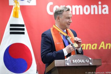 – Przeżycia narodu polskiego i narodu koreańskiego w wielu momentach historii były podobne. Przeżyliśmy dziesiątki lat bez ojczyzny. Umiemy  więc w wielu sprawach się zrozumieć – mówił polski prezydent w Seulu. 