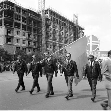 Poczet sztandarowy Aeroklubu PRL na pochodzie pierwszomajowym w Warszawie w 1961 roku. 