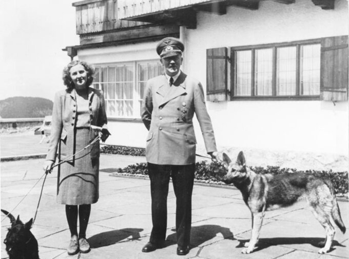 Ewa Braun i Adolf Hitler, 1942 r.