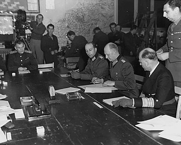 Generał Alfred Jodl podpisuje dokumenty bezwarunkowej kapitulacji w&nbsp;Reims we&nbsp;Francji