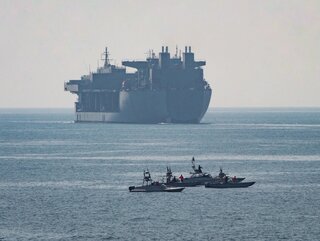 Amerykański okręt w&nbsp;cieśninie Ormuz