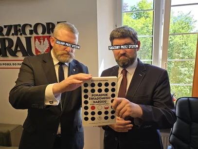 Miniatura: Braun jak Hitler. Kto chce palić "Poradnik...