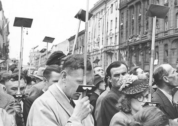 Widzowie w dalszych rzędach oglądają defiladę przez peryskopy. Warszawa, 1939 r. 