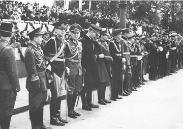 Attache wojskowi oglądają defiladę. Czwarty od lewej attache Niemiec. Warszawa, 1939 r. 