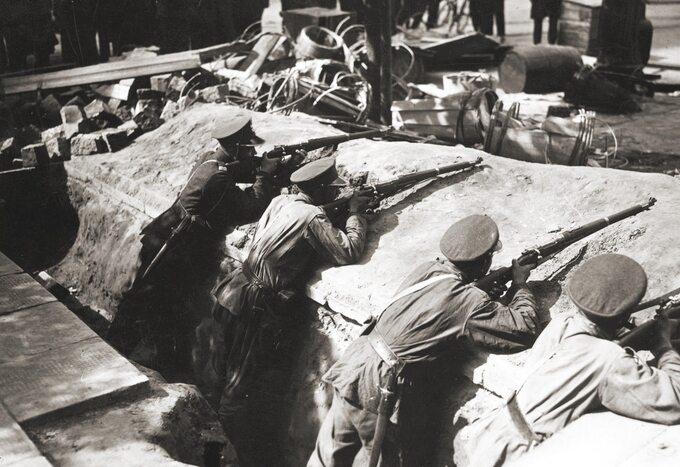 Żołnierze 7. pułku ułanów w okopach pod Belwederem podczas zamachu majowego