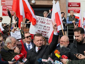 Miniatura: "Moją uwagę zwróciły plakaty". Błaszczak...