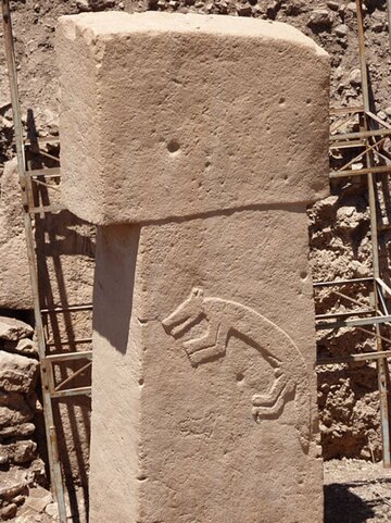 G&ouml;bekli Tepe. Rzeźba zwierzęcia na&nbsp;jednym ze&nbsp;słup&oacute;w