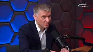 Miniatura: Piotr Nowak pokazuje na liczbach:...