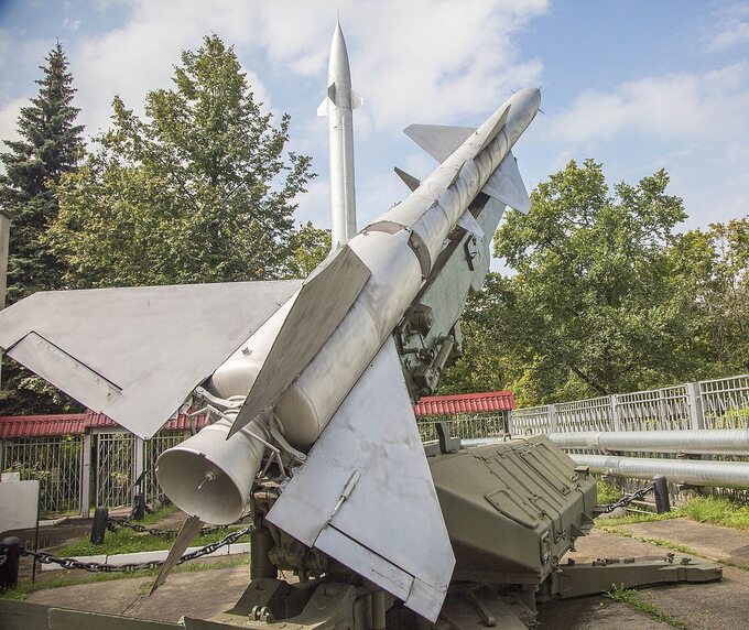 Sowiecka wyrzutnia S-75 użyta do zestrzelenia amerykańskiego samolotu U2 na wystawie w Muzeum Sił Obrony Powietrznej