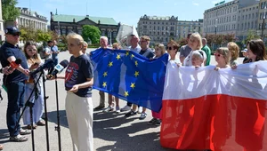 Miniatura: Poseł Lewicy zszyła flagi Polski i UE....