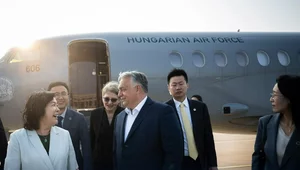 Miniatura: Orban wylądował w Chinach. "Misja pokojowa...