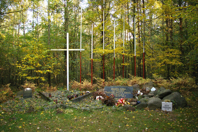 Mogiła w Lesie Lućmierskim. Miejsce pochówku ofiar niemieckich zbrodni