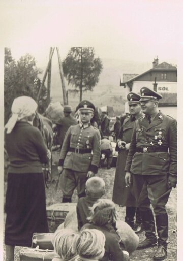 Przyjazd osiedlonych w&nbsp;miejsce wysiedlonych mieszkańc&oacute;w Żywiecczyzny, S&oacute;l, 1940&nbsp;r. Pierwszy z&nbsp;prawej stoi Erich von dem Bach &ndash; Zalewski