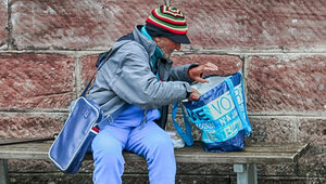 Miniatura: Ekspert: Bieda ma twarz osoby starszej i...