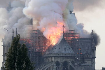 Pożar w&nbsp;katedrze Notre Dame