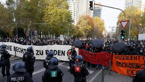 Miniatura: Protesty i zamieszki na ulicach w związku...