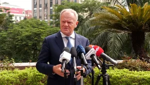 Miniatura: "Odeszła. Krzyż na drogę". Tusk zabrał...