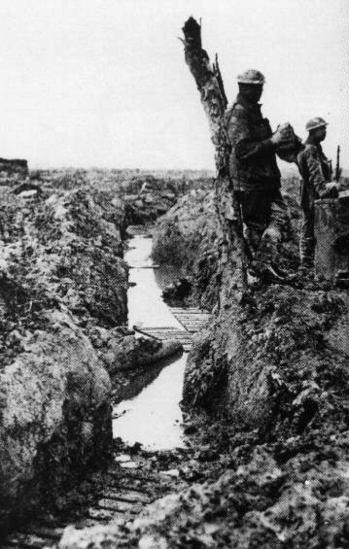 Zalany wodą okop. Passchendaele, 1917.