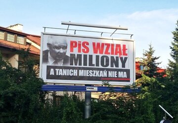 Pod koniec kampanii między dwoma największymi partiami wybuchła walka na bilbordy. Platforma zarzucała PiS-owi, że "wziął miliony" i nie spełnił składanych obietnic, podczas gdy PiS odpowiadał, że "odebrał złodziejom miliony i dał je dzieciom". 