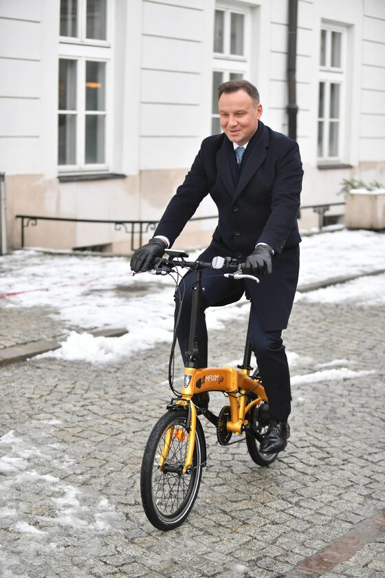 Prezydent Andrzej Duda podczas prezentacji pojazdów elektrycznych po konferencji „Technologie przyszłości. Elektromobilność”, 