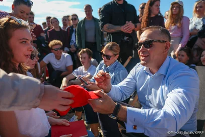 Miniatura: "Dopóki będę prezydentem". Nawrocki złożył...