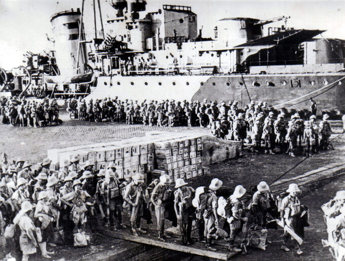 Załadunek żołnierzy SBSK w Aleksandrii n rejs do Tobruku