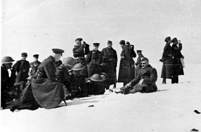 Ćwiczenia polskich żołnierzy w ZSRS zimą 1941/42 roku. Gen. Anders siedzi w czarnych okularach