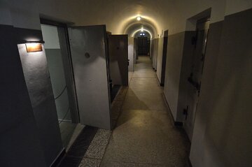 Muzeum Więzienia Pawiak. Zachowana piwnica gmachu &ndash; korytarz z&nbsp;celami więziennymi