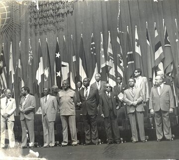 Robert Mugabe (pośrodku w&nbsp;drugim rzędzie) podczas spotkania członk&oacute;w Wsp&oacute;lnoty Narod&oacute;w, New Delhi, 1983&nbsp;r.