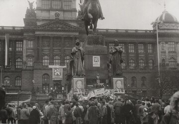 Demonstracja przy pomniku św. Wacława na&nbsp;placu Wacława w&nbsp;Pradze (1989) -&nbsp;aksamitna rewolucja w&nbsp;Czechosłowacji