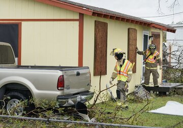 Służby ratownicze przed przejściem huraganu ostrzegały, że jesli ktoś zostanie w domu, może zostać odcięty od świata nawet na kilka dni. 