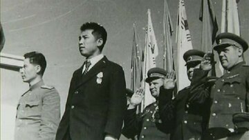 Kim Ir Sen z&nbsp;sowieckimi oficerami, 1945 rok.