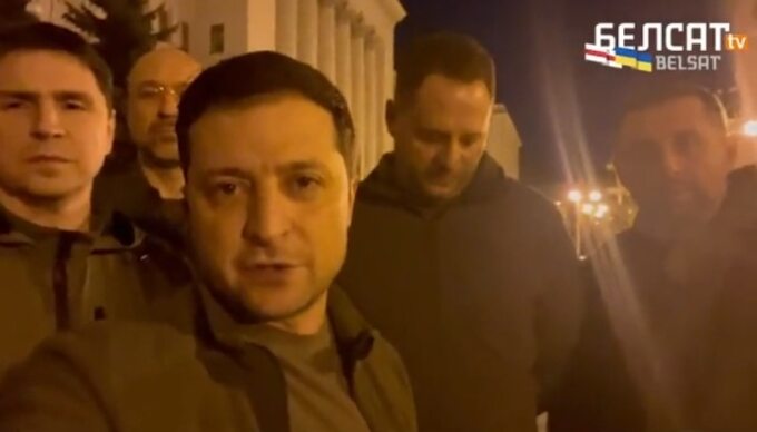 Prezydent Ukrainy Wołodymyr Zełenski i przedstawiciele władz w Kijowie przed atakiem Rosji. 25.02.2022 r.