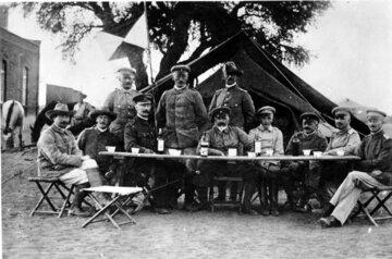 Lothar von Trotha ze&nbsp;stwoim sztabem w&nbsp;1904&nbsp;r.
