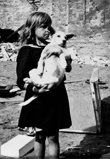 Polska dziewczynka, kt&oacute;ra uratowała się z&nbsp;niemieckiego bombardowania Warszawy, wrzesień 1939