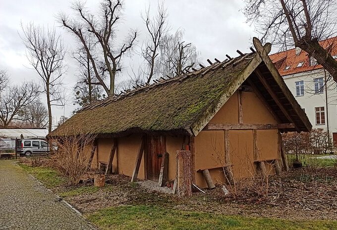 Rekonstrukcja domu halowego z Truso (Muzeum w Elblągu)
