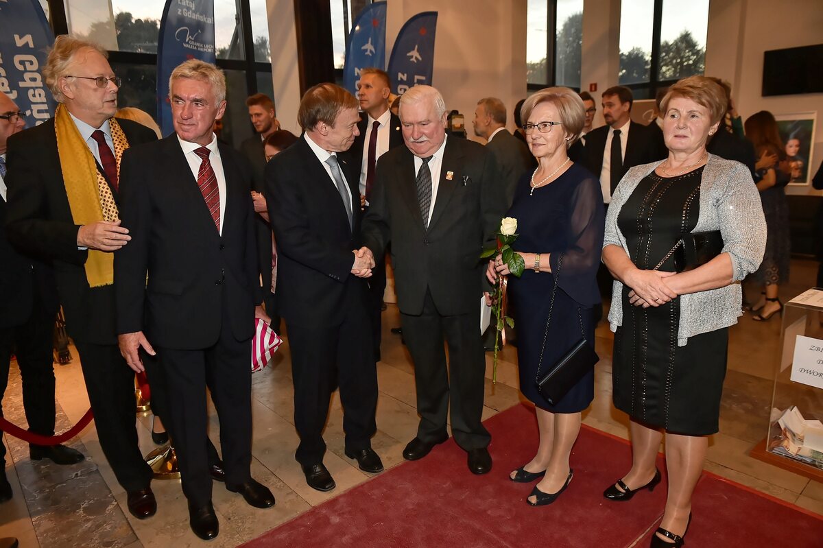 Lech Wałęsa (3P) z żoną Danutą (2P) i ambasador Niemiec w Polsce Rolf Nikel (4P) 